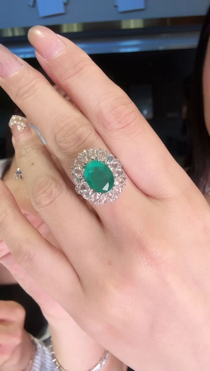 18K金镶嵌戒指祖母绿2.70ct