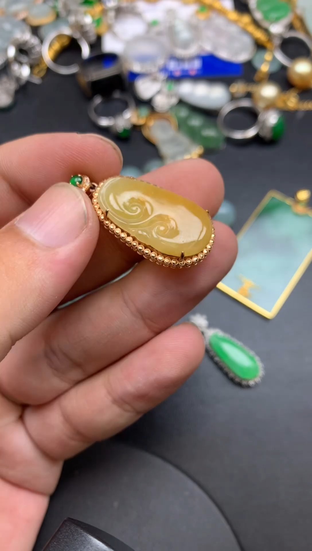 颈饰18K金镶嵌翡翠青商品不退不换