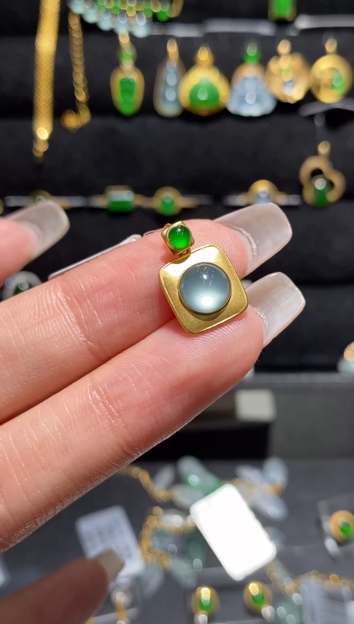 【闪购商品】翡翠颈饰18K金镶嵌吊坠