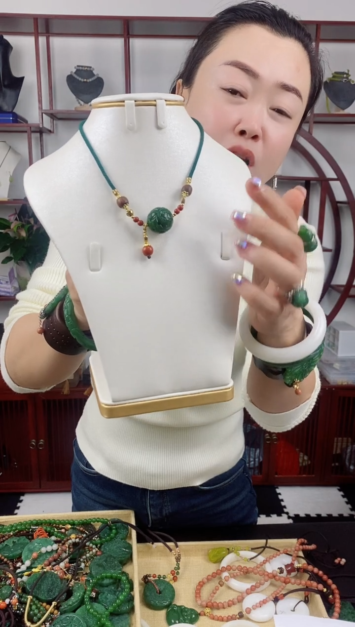 颈饰未镶嵌和田玉1