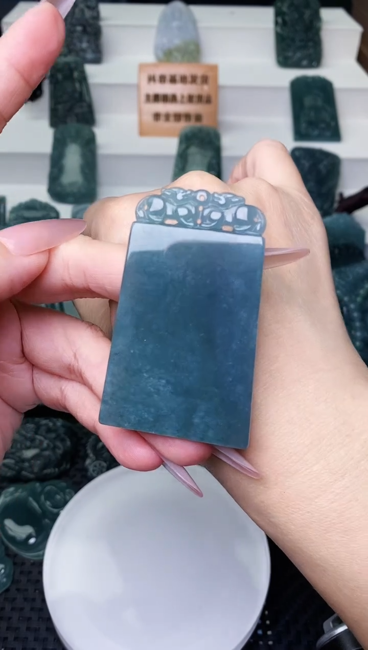 颈饰未镶嵌翡翠 