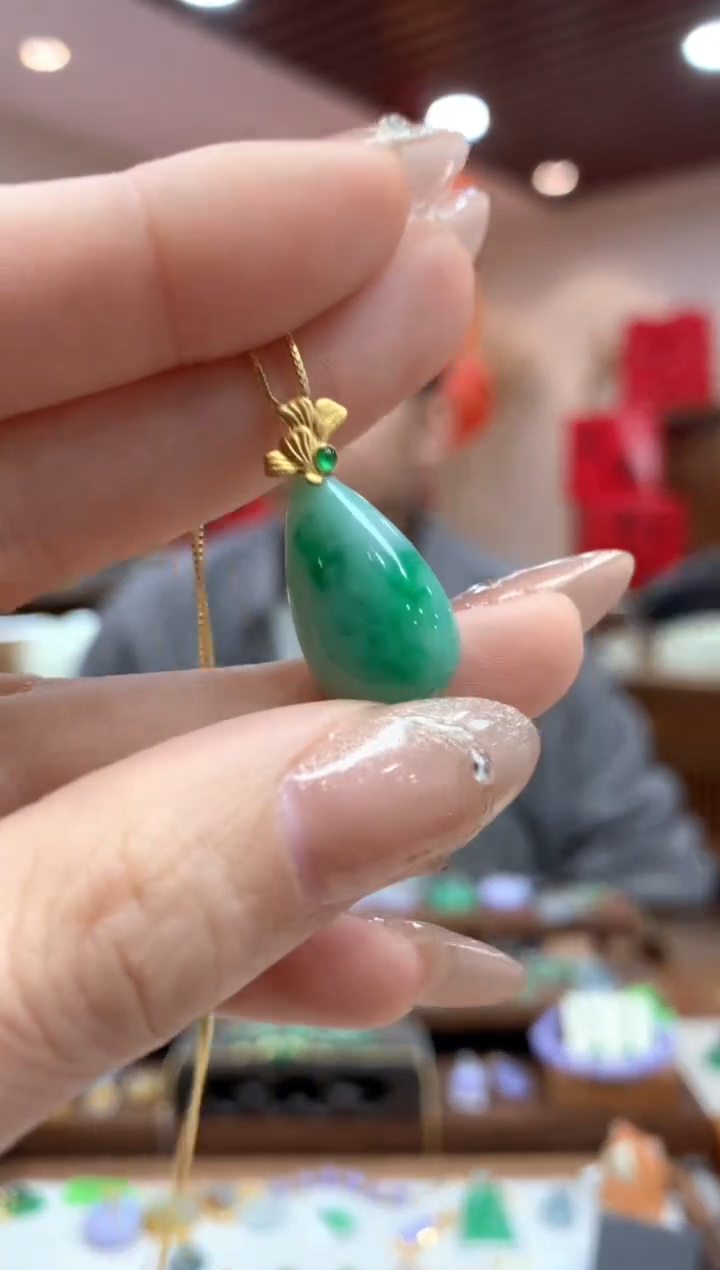 【闪购商品】翡翠吊坠(不含链)18K金镶嵌水滴