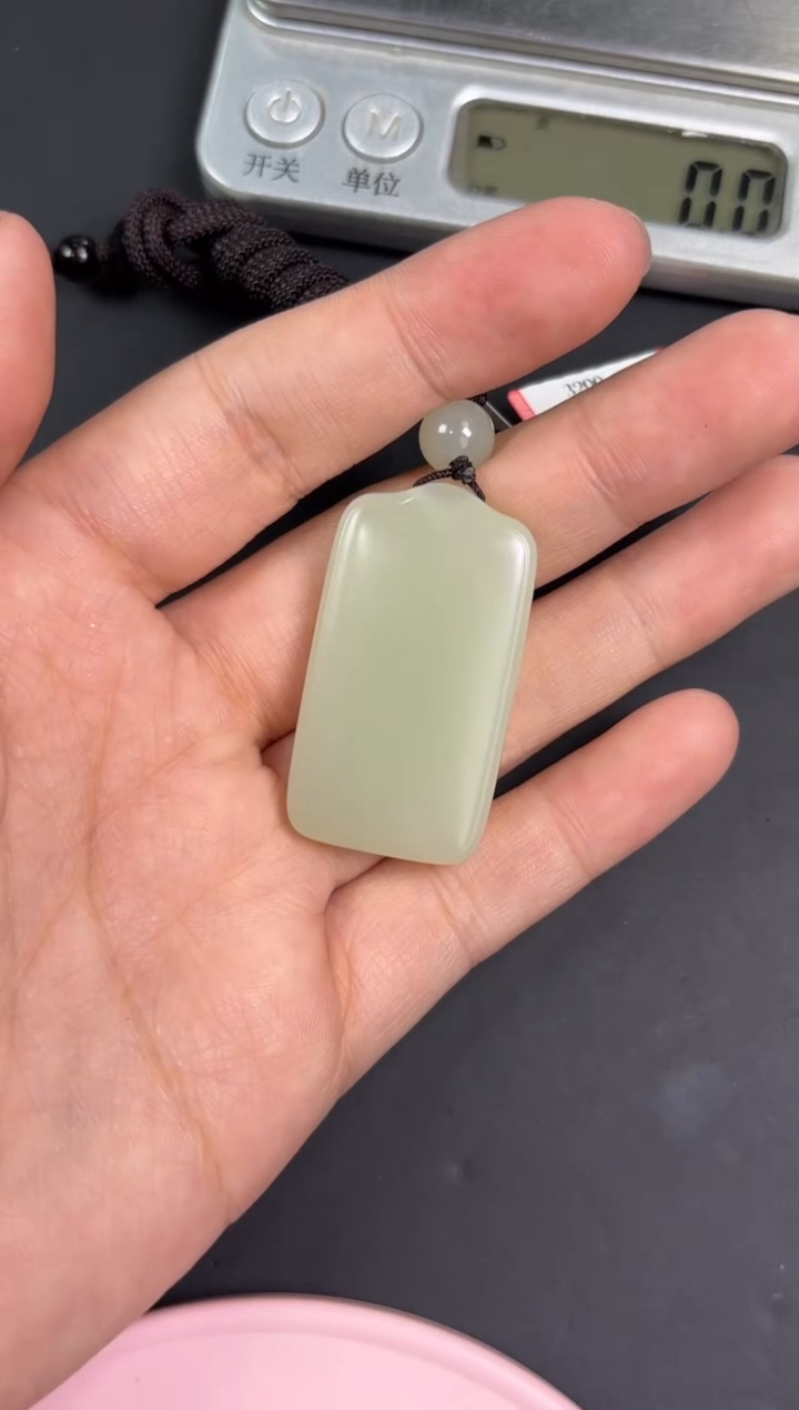 【闪购商品】和田玉吊坠(赠链)未镶嵌且末微色差迪克兰吊坠