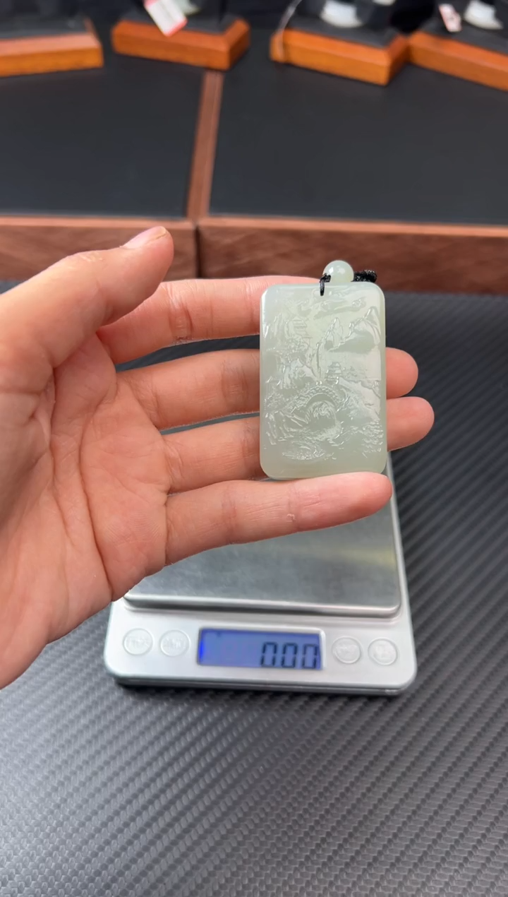 和田玉未镶嵌吊坠(赠链)且末微色差近矿J