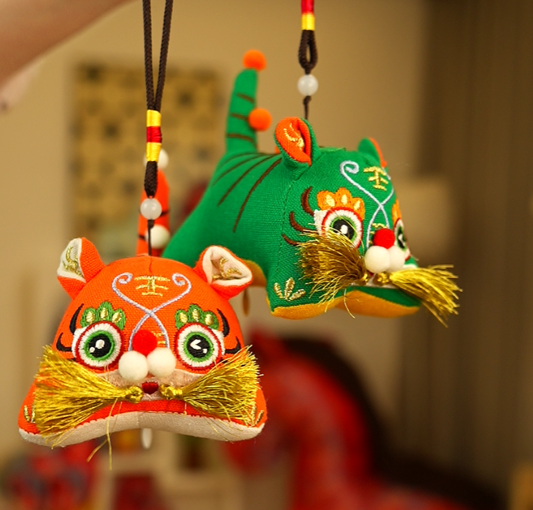 2025年刺绣立体布老虎传统节日民间工艺手工蛇年新款