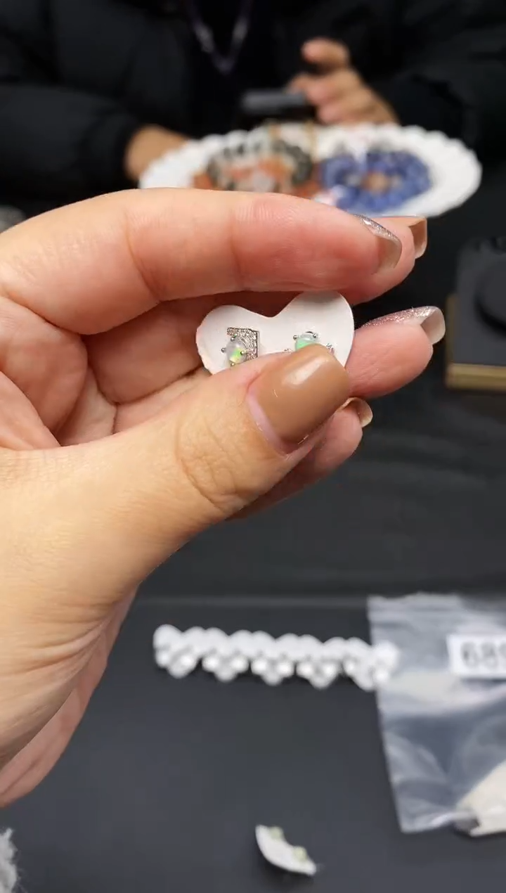 未镶嵌手串水晶K***?耳钉689