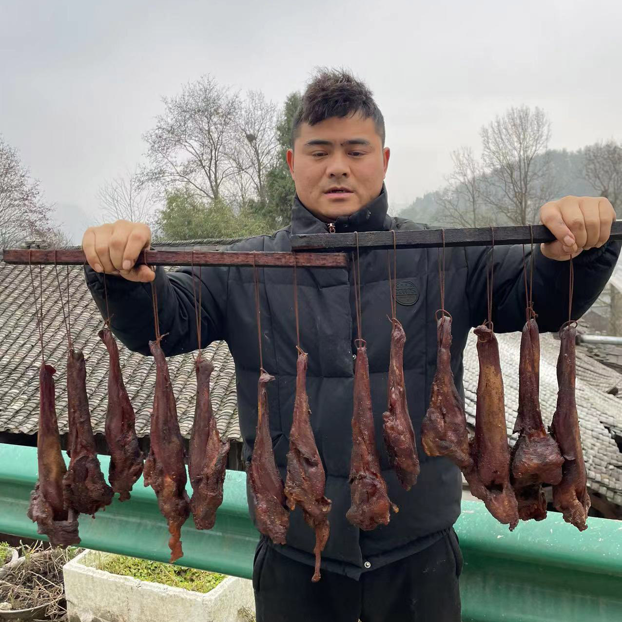 （腊猪舌头改价）贵州农家人干柏香树柴火古法烟熏制成