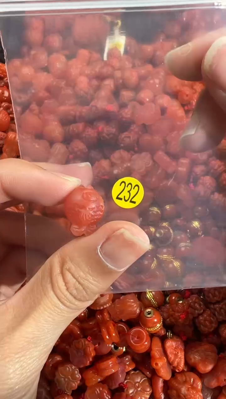 南红玛瑙未镶嵌颈饰1