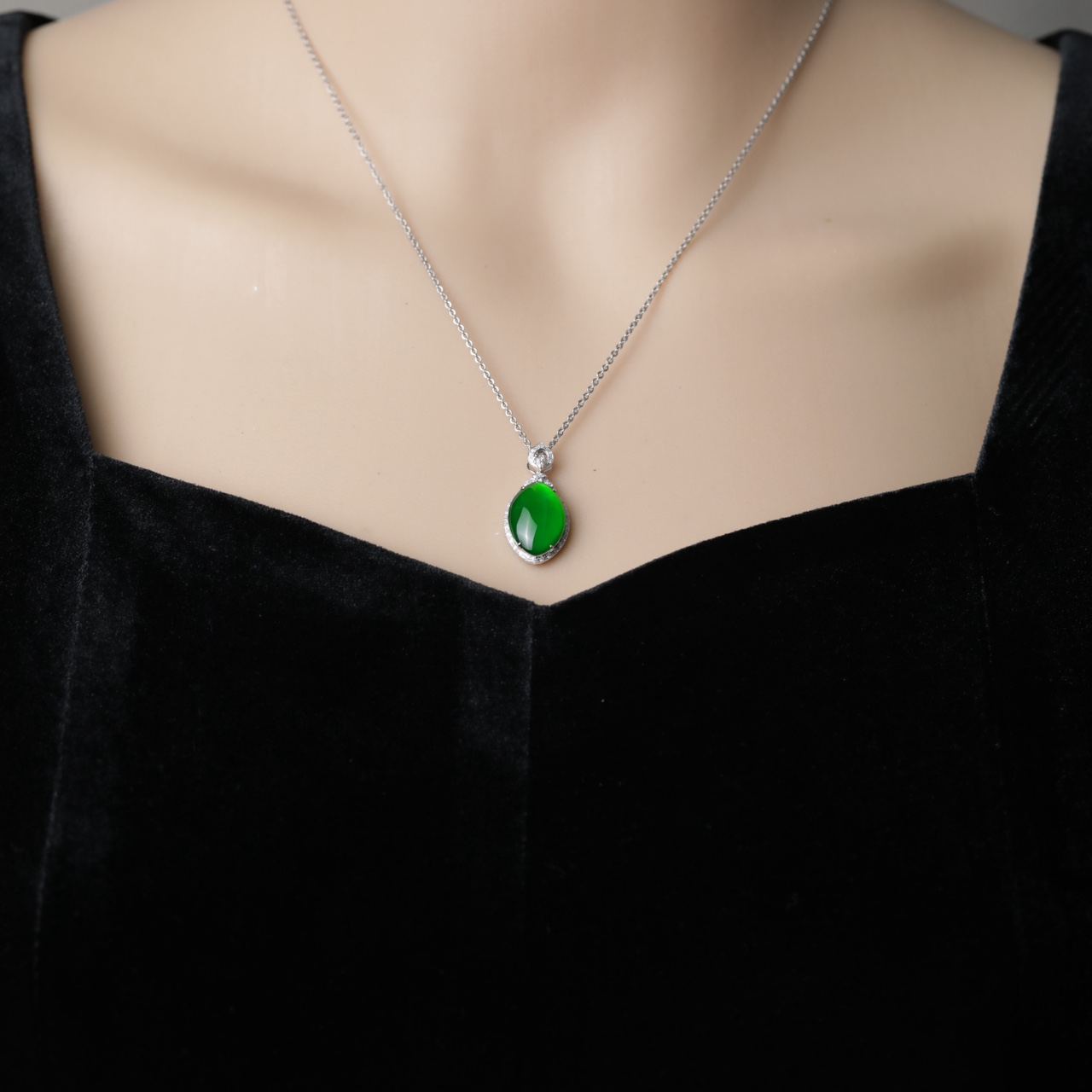 天然A货翡翠颈饰18K真金真钻镶嵌马眼吊坠高冰种阳绿AXN24090207