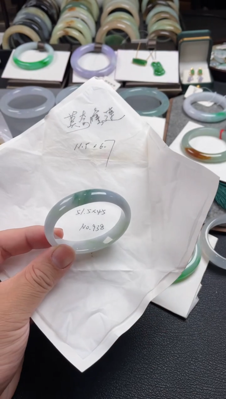 【闪购商品】翡翠手镯未镶嵌52贵妃