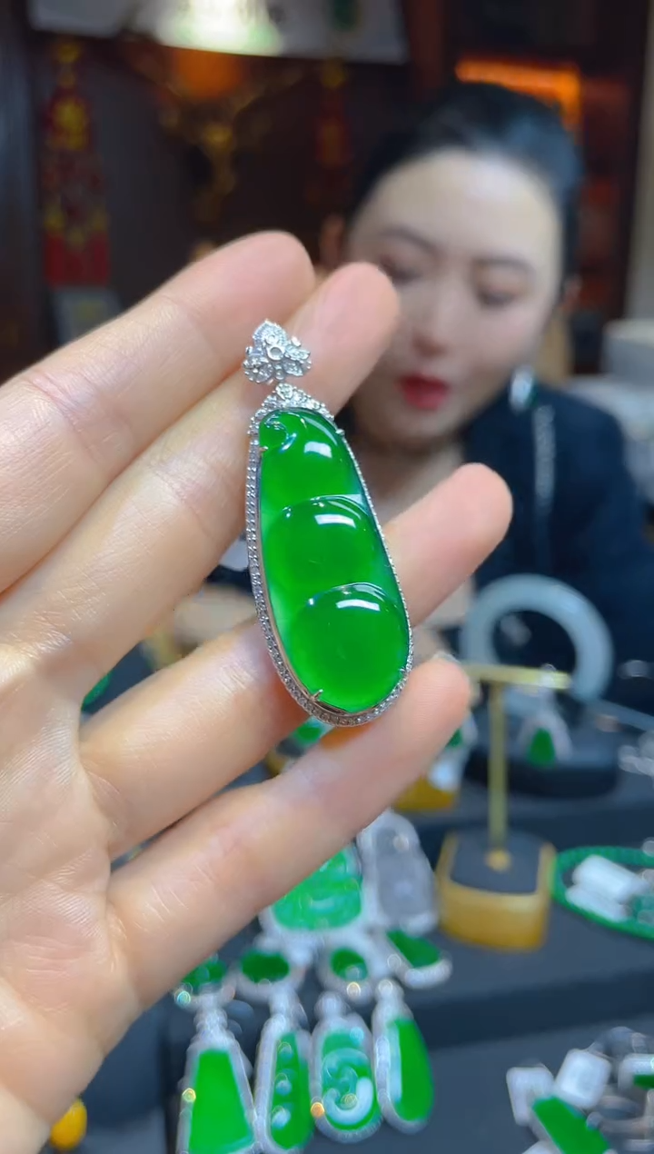 【闪购商品】翡翠颈饰18K金镶嵌117564天然A货翡翠豆子