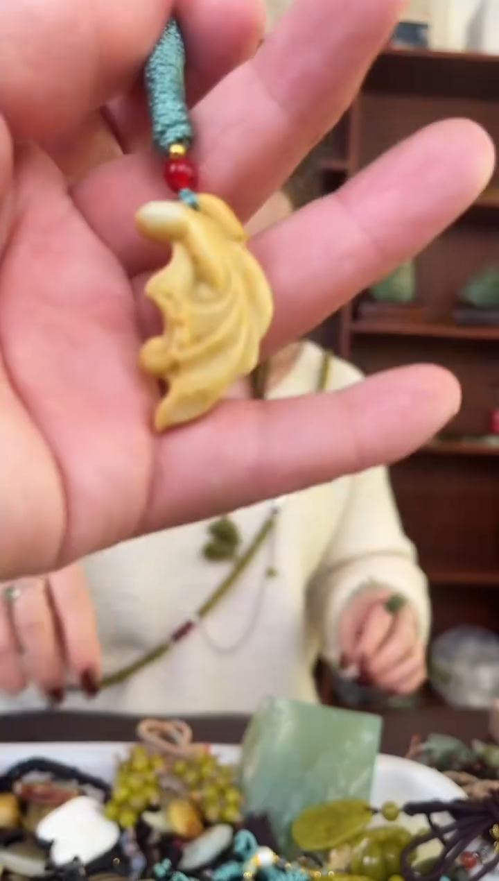 未镶嵌蛇纹石玉颈饰·