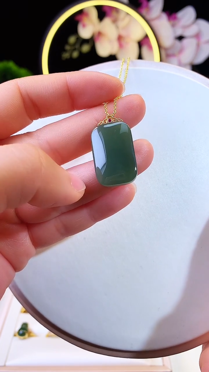 吊坠(赠链)18K金镶嵌和田玉深湖水绿无事牌