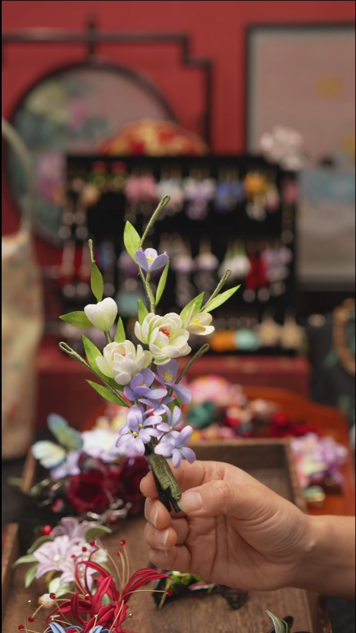 刺绣非遗绒花饰品 