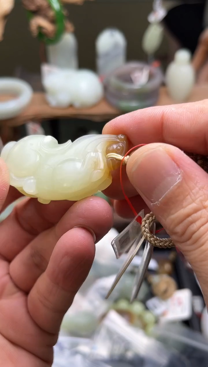 和田玉未镶嵌吊坠且末金山糖白 唐马822531