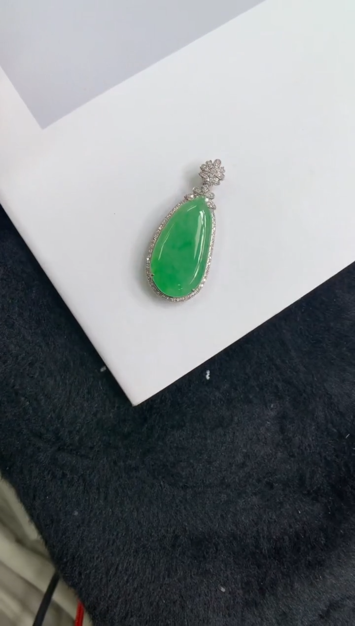 颈饰18K金镶嵌翡翠福瓜