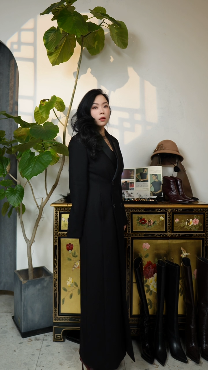 L码，高定亮面翻领羊毛修身款大衣，黑色