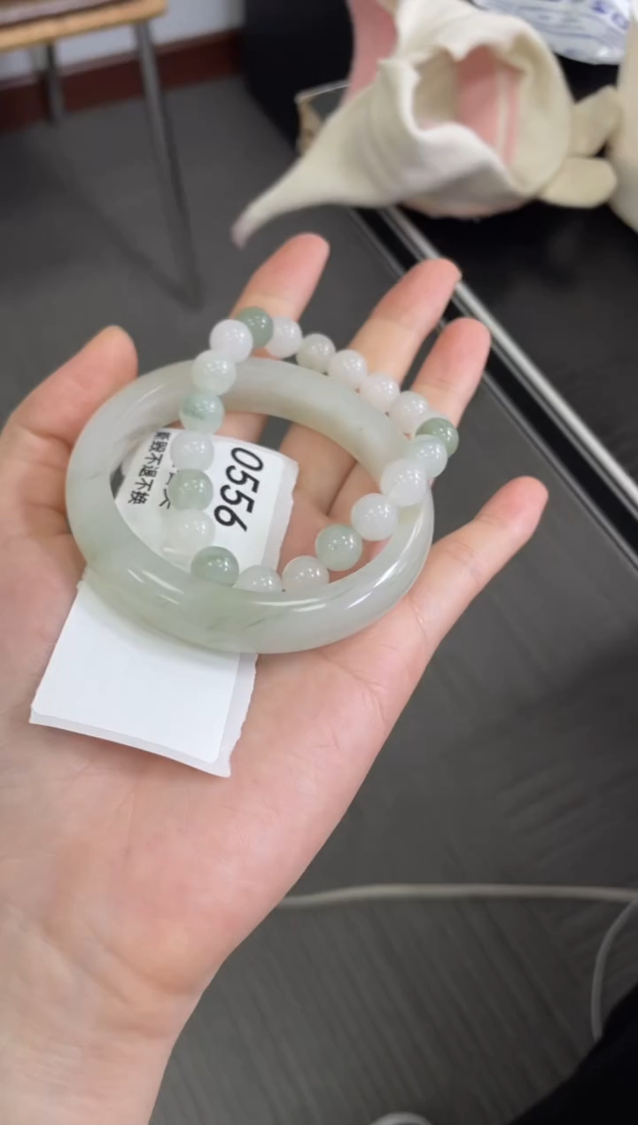 未镶嵌手镯石英质玉0556