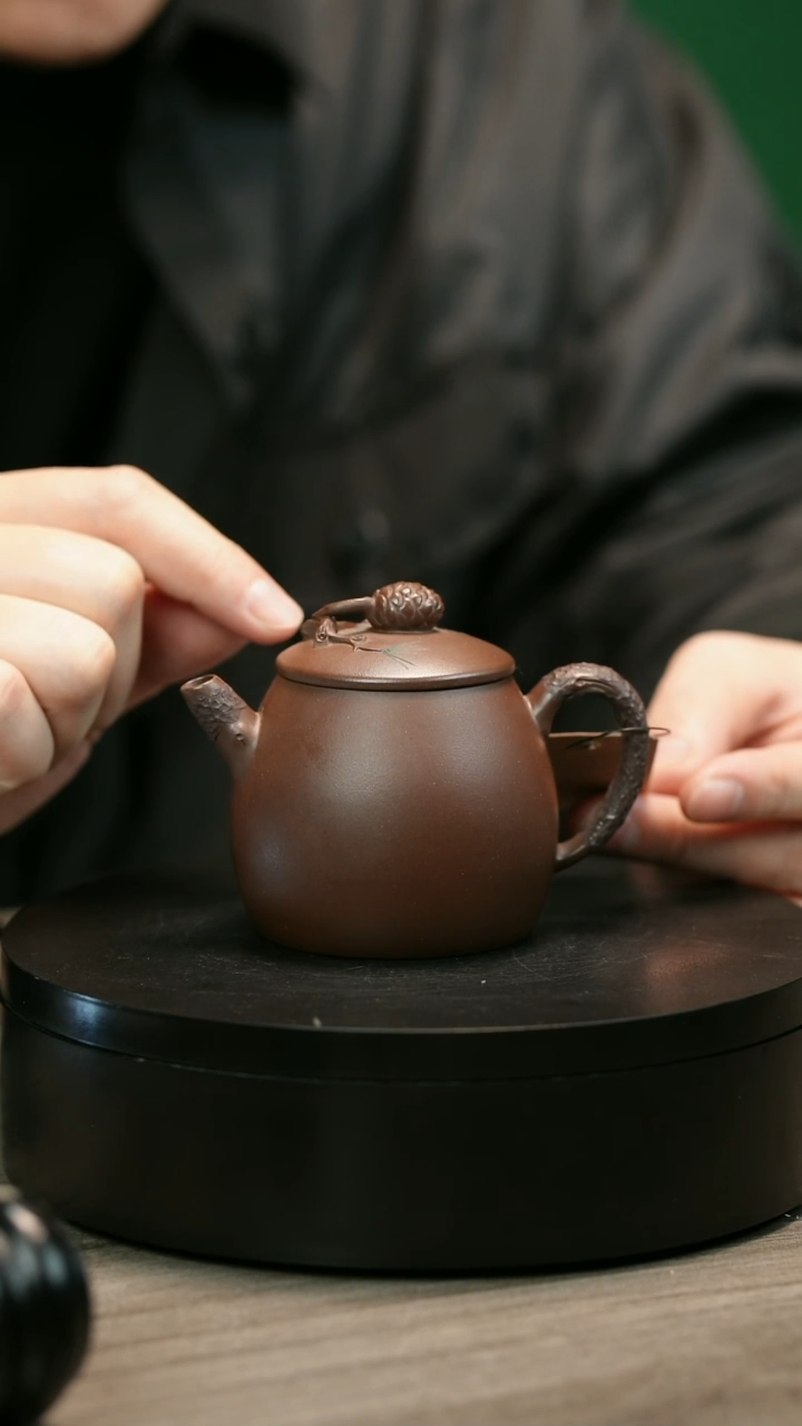 茶壶紫砂?****?H2366赵信军底槽青堆绘松果