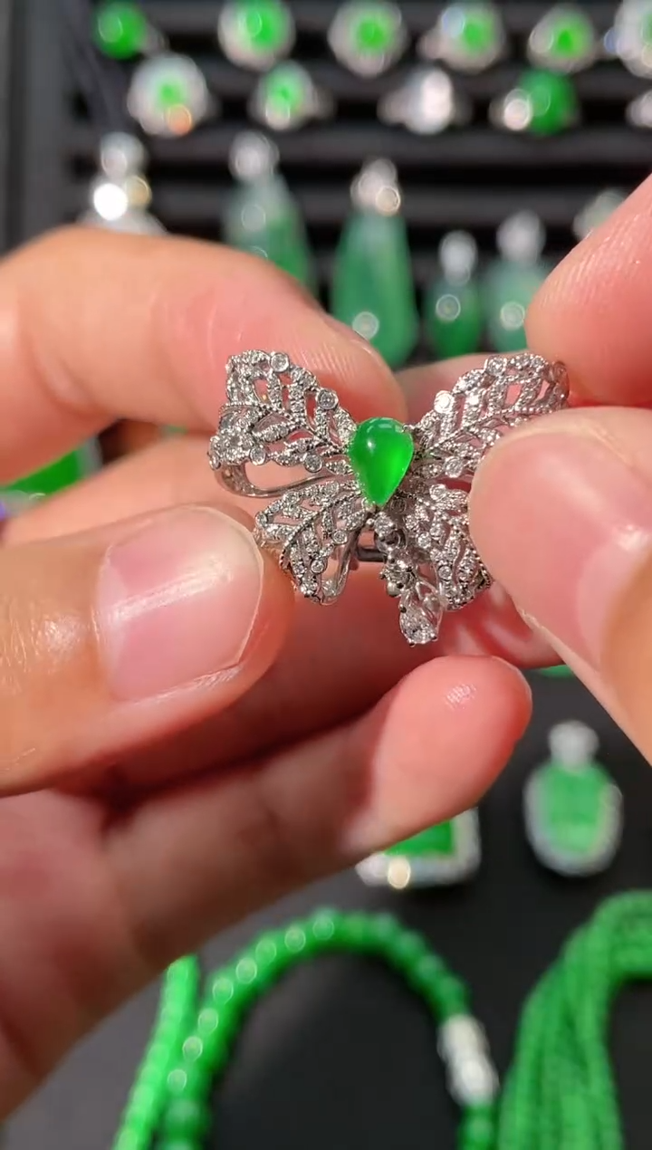 18K金镶嵌翡翠胸针蝴蝶结胸针