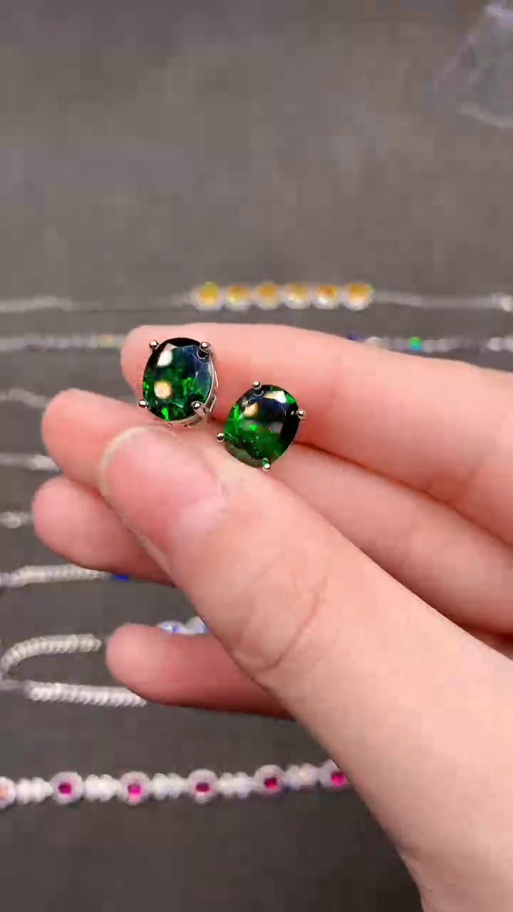 【闪购商品】透辉石耳钉银S925镶嵌.......