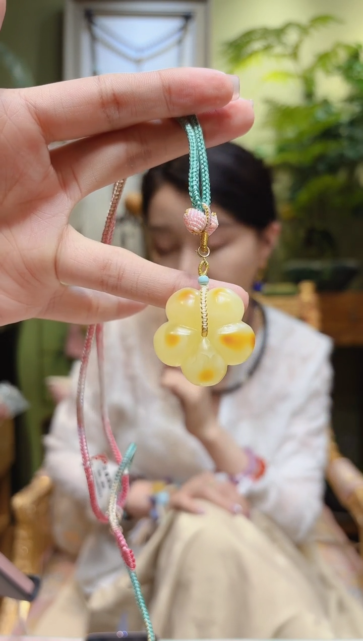 【闪购商品】蜜蜡裸石18K金镶嵌蜜蜡花绳编吊坠