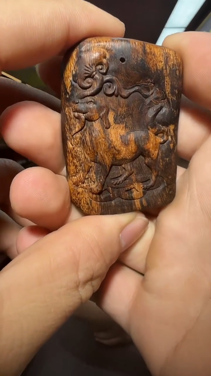 沉香吊坠47号生肖狗单面雕多样性发一