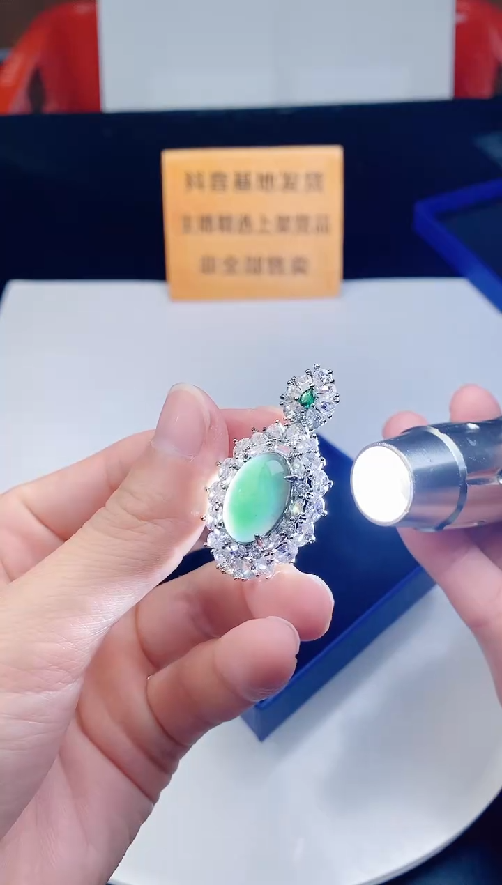颈饰未镶嵌翡翠   