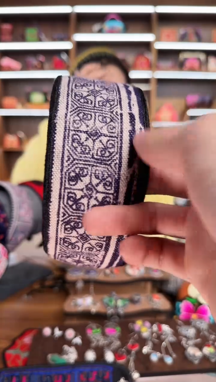 【闪购商品】织绣107蒙阿苏苗绣传承