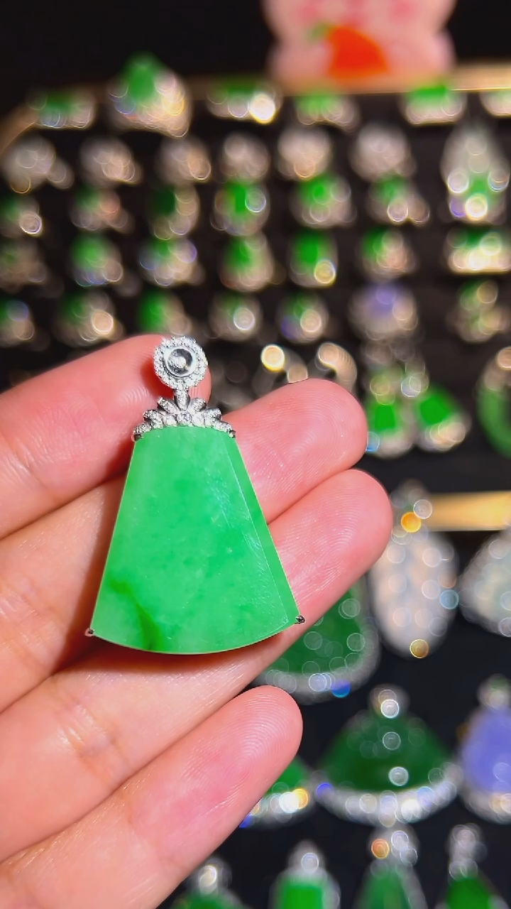 18K金镶嵌挂件翡翠吊坠