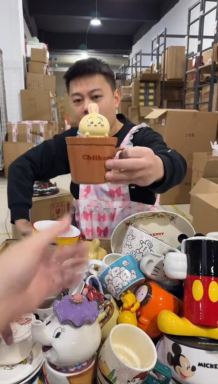 瓷片乌萨奇带盖杯