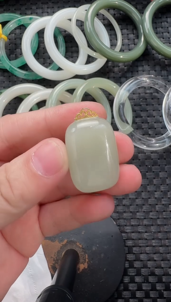 颈饰18K金镶嵌和田玉无事牌