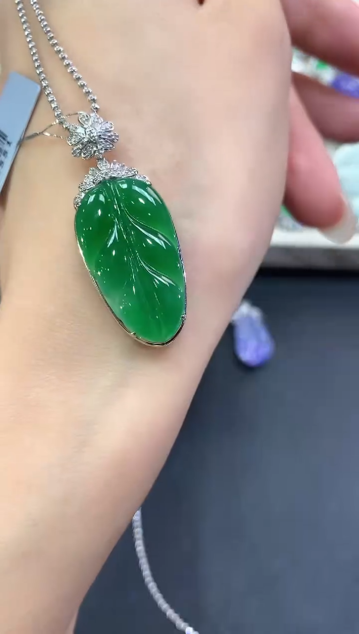 【闪购商品】翡翠吊坠(不含链)18K金镶嵌q40          