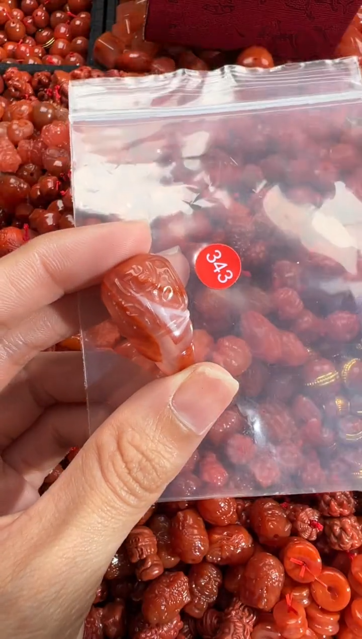 南红玛瑙未镶嵌颈饰1