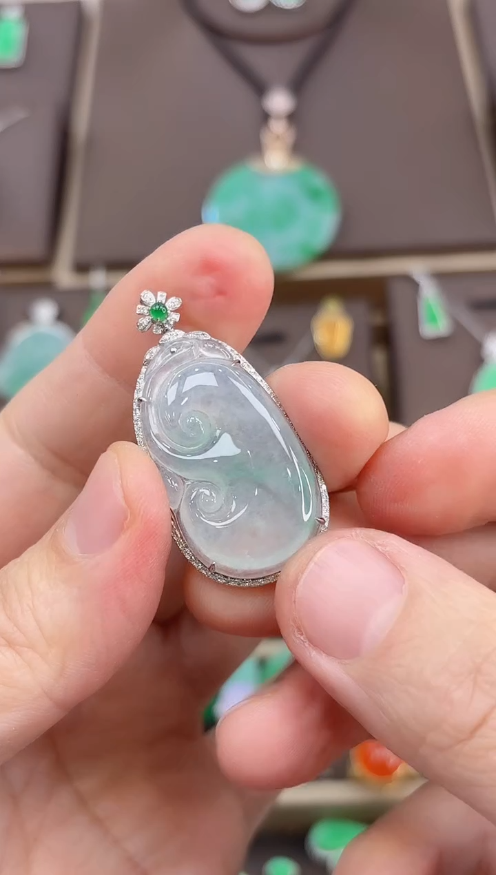 【闪购商品】翡翠吊坠(赠链)18K金镶嵌如意吊坠有色根