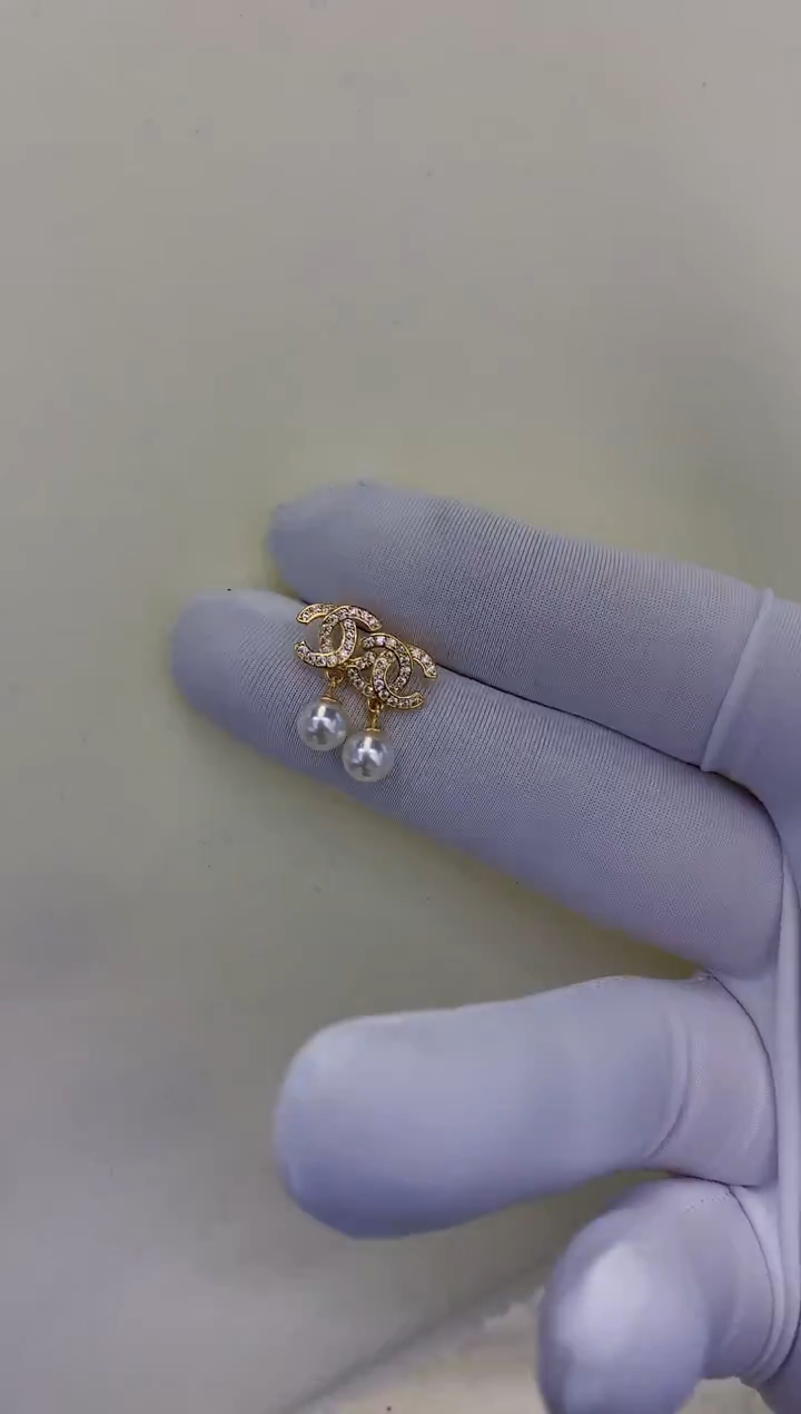 银S925镶嵌饰品海水珍珠金色双C耳饰