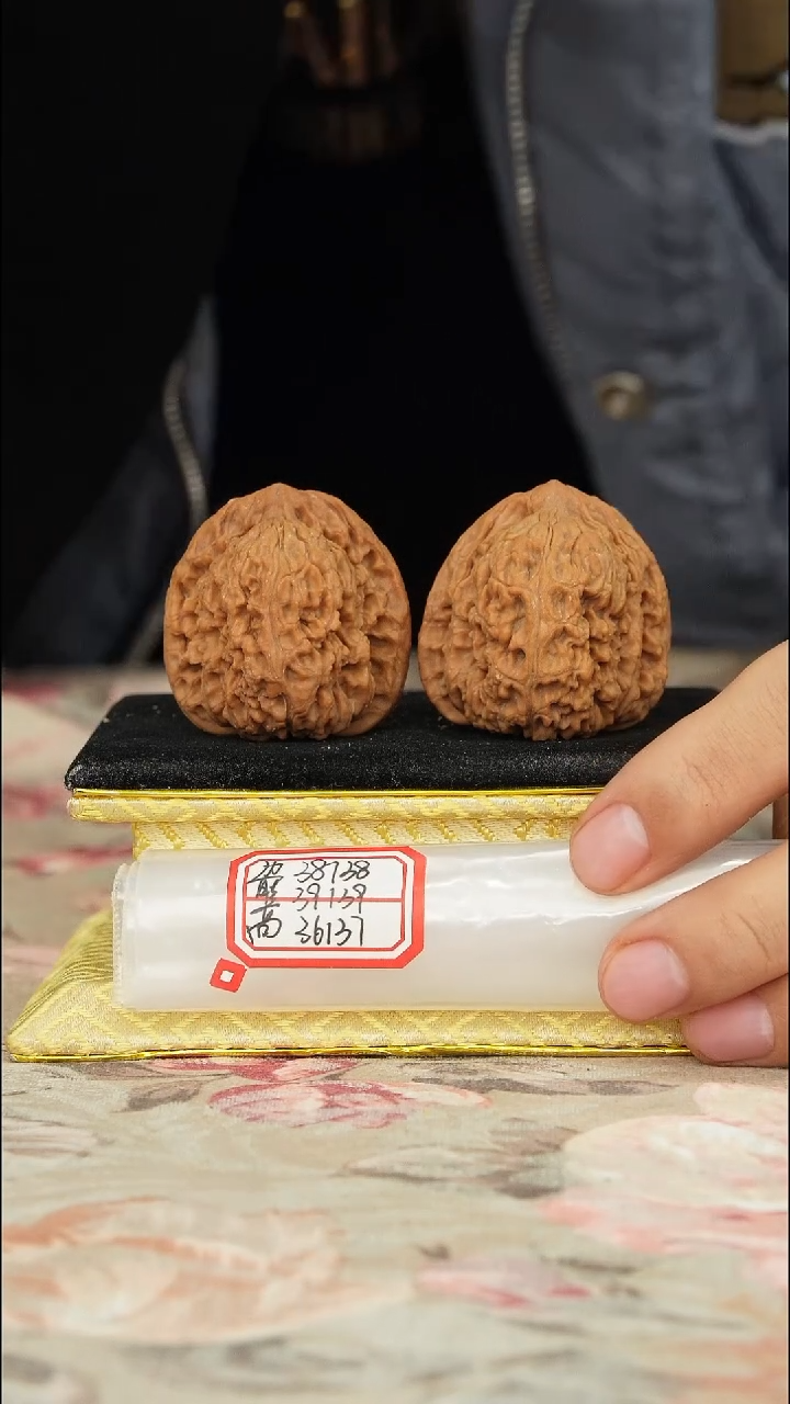 【闪购商品】文玩核桃把件赵喜满南将石