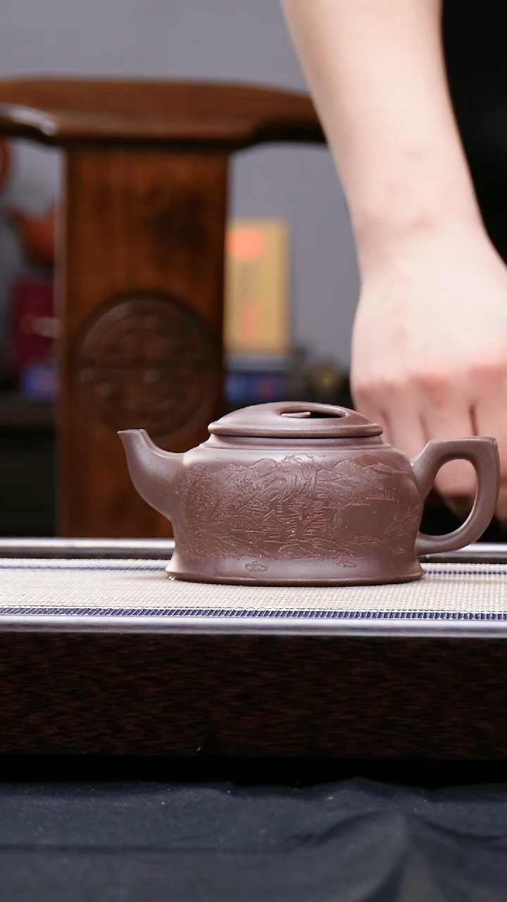 【闪购商品】紫砂茶壶牛盖金钟刻绘