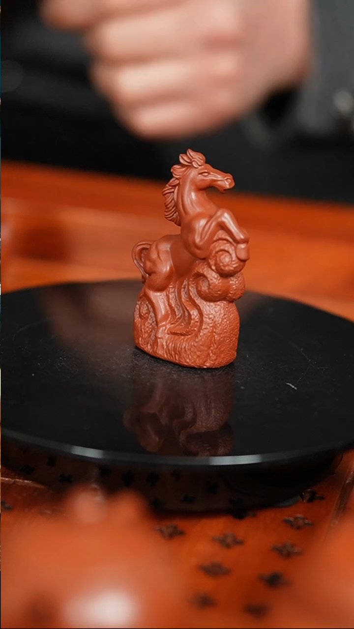 【闪购商品】紫砂茶宠朱泥刻绘马到成功精品摆件实心