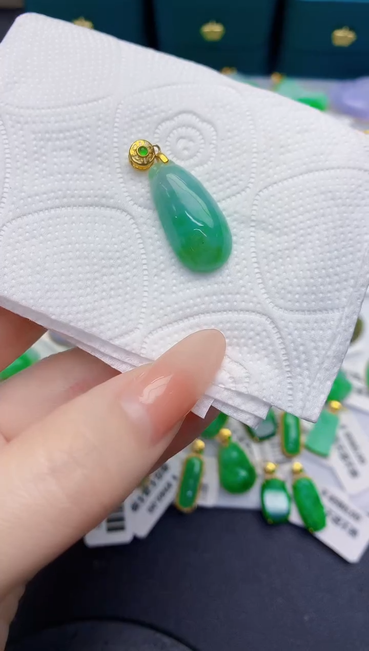 颈饰18K金镶嵌翡翠缅甸天然翡翠A货