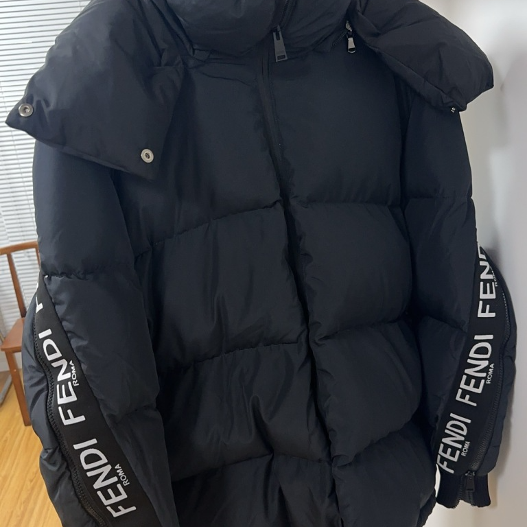 99新 FENDI/芬迪 芬迪黑色连帽羽绒服 42 11621952