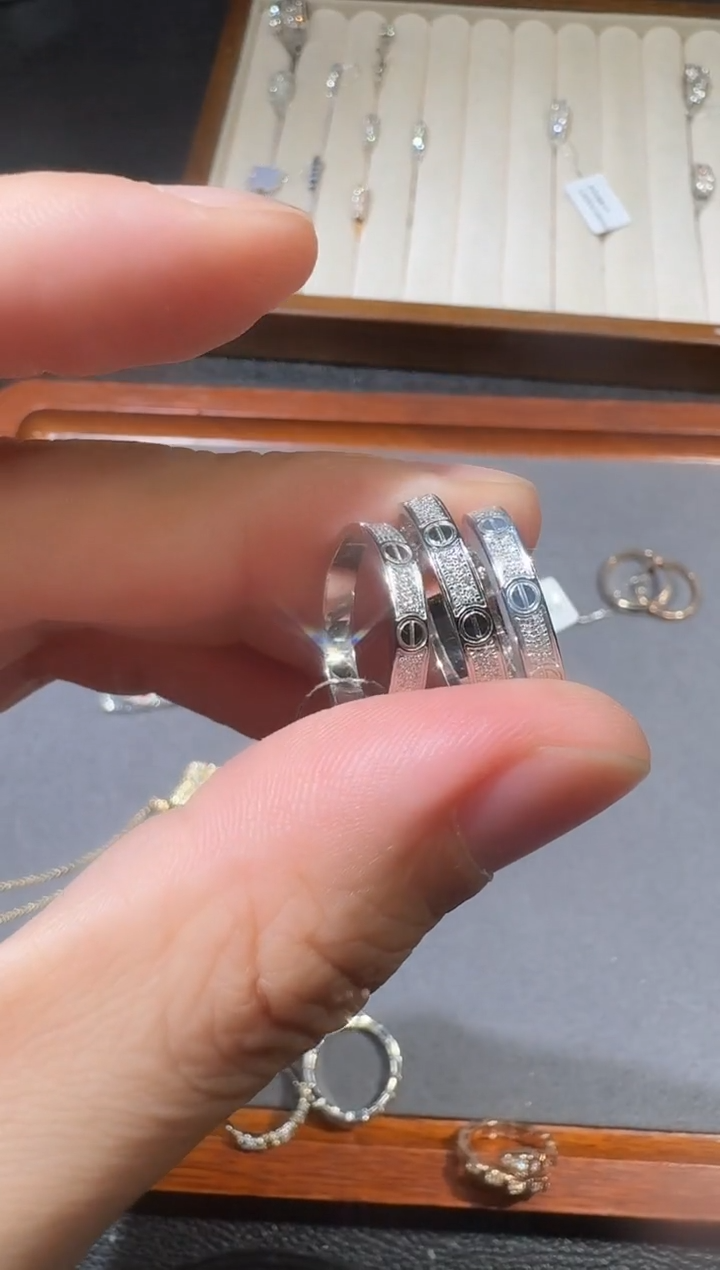 【闪购商品】钻石戒指18K金镶嵌k白窄版卡家戒指GHJ，多样性发其一