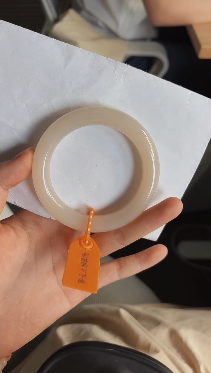 和田玉手镯未镶嵌藕粉手镯