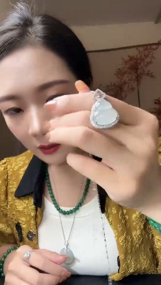 吊坠(不含链)未镶嵌石英质玉（非洲翠） 非洲翠葫芦（拍一发其一）