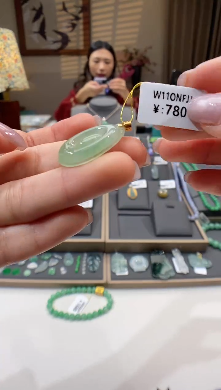 【闪购商品】翡翠颈饰18K金镶嵌福贝