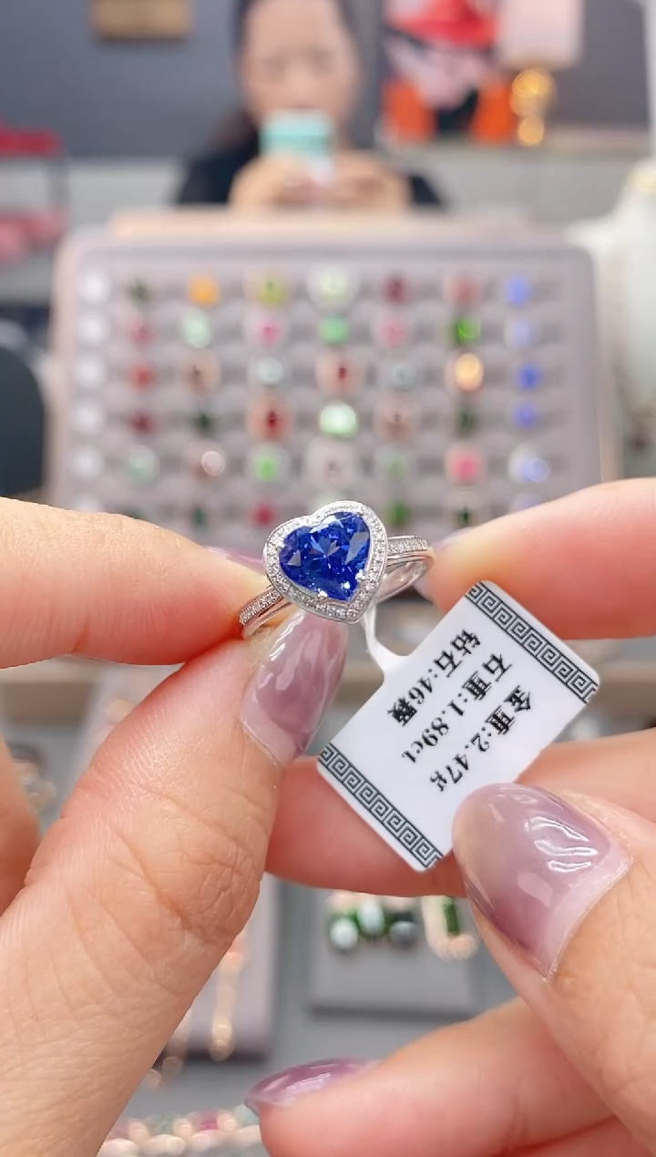 18K金镶嵌戒指坦桑石1.89   