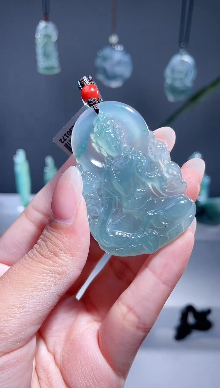 翡翠未镶嵌颈饰度母