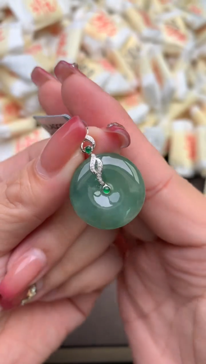 翡翠挂件18K金镶嵌—