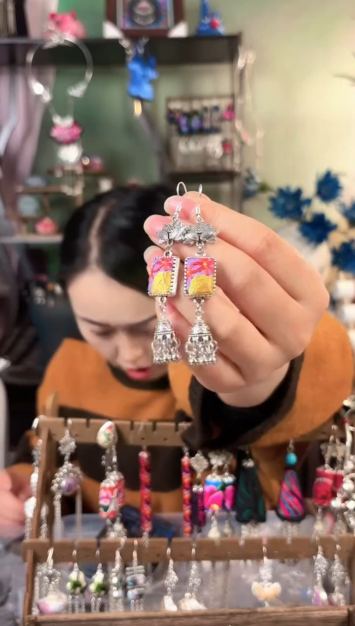 彩云南阁非遗老绣饰品523