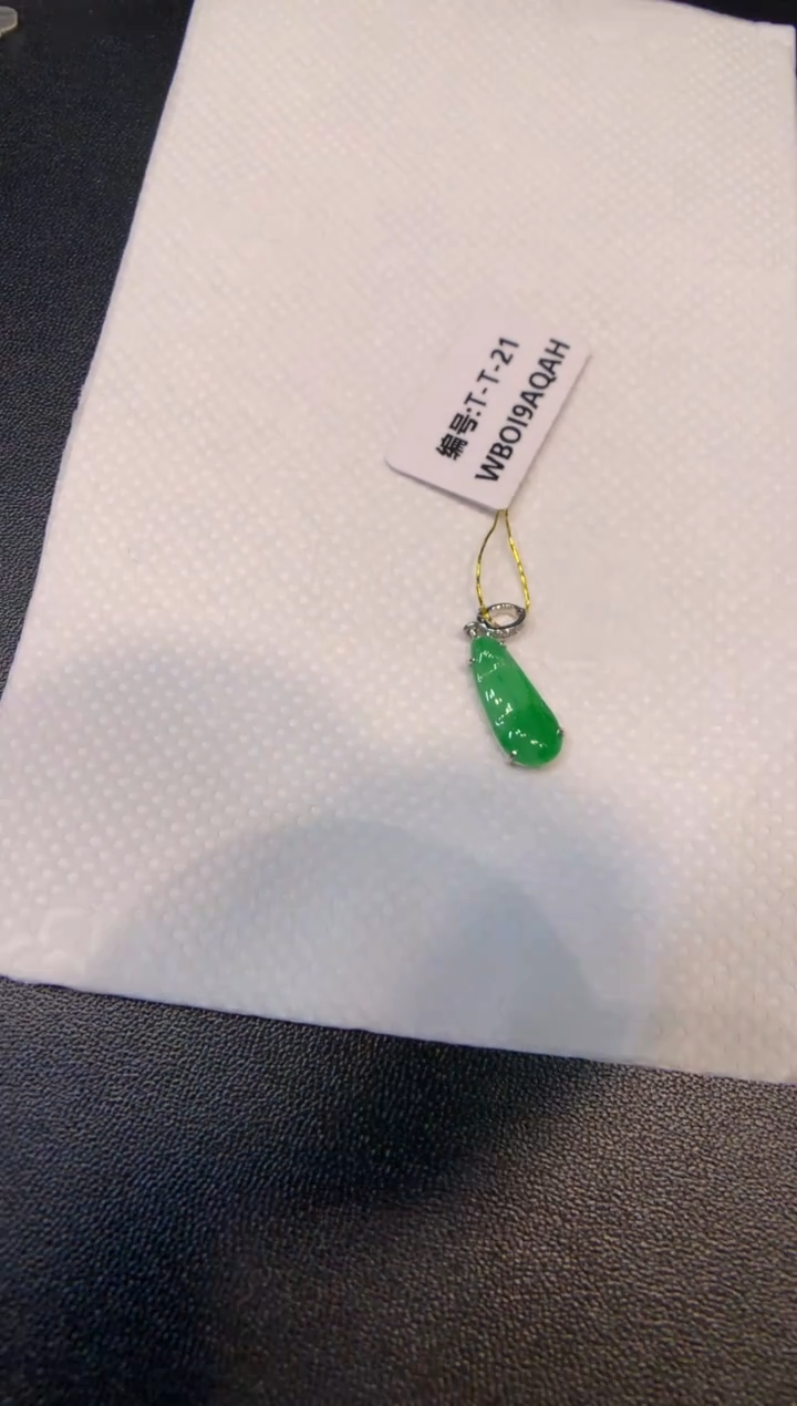 颈饰18K金镶嵌翡翠福豆